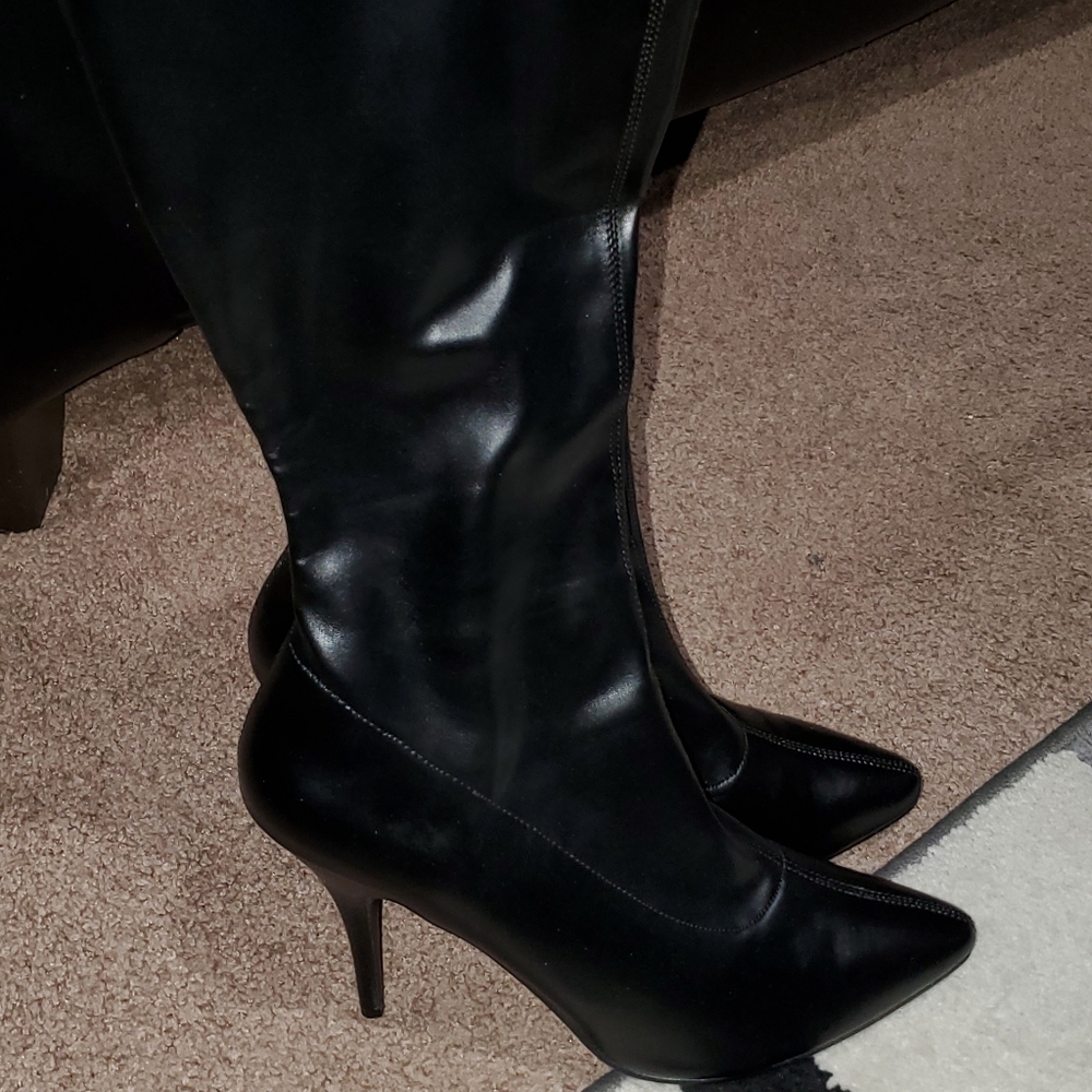 Knee boots